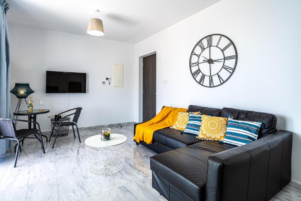 Oyster 1-Br Apt In Larnaca Ngoại thất bức ảnh