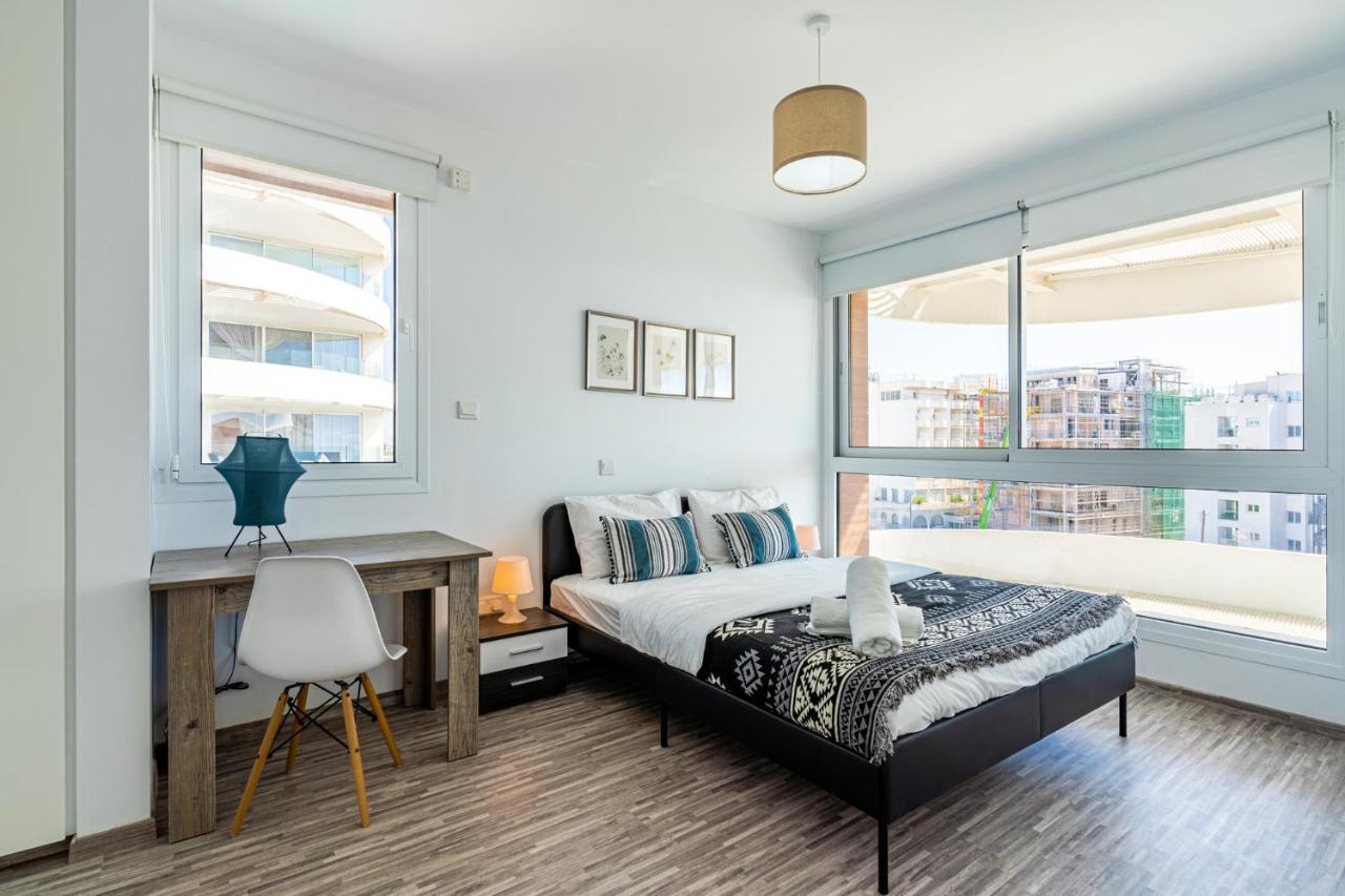 Oyster 1-Br Apt In Larnaca Ngoại thất bức ảnh