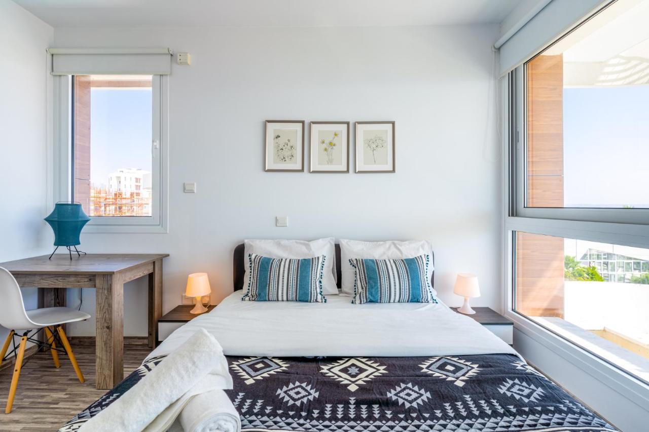 Oyster 1-Br Apt In Larnaca Ngoại thất bức ảnh